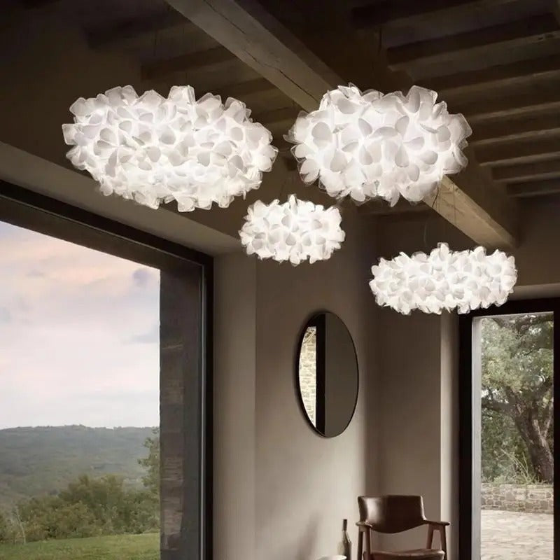 Lustre moderne Dimoree en cristal taillé blanc, design nuageux suspendu dans un salon élégant.