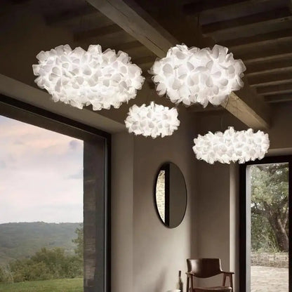 Lustre moderne Dimoree en cristal taillé blanc, design nuageux suspendu dans un salon élégant.