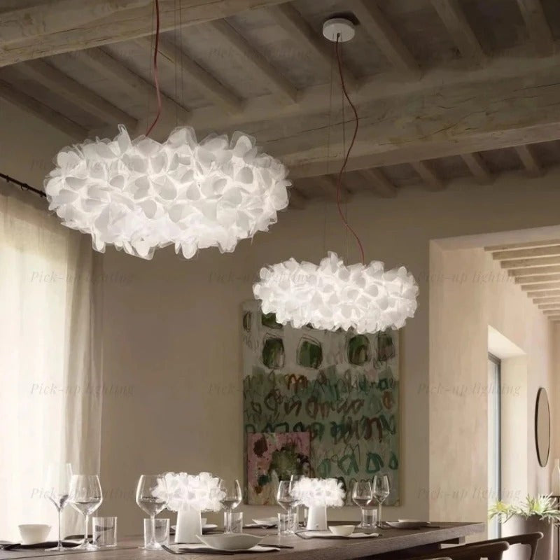 Lustre moderne Dimoree en pétales blancs suspendu au-dessus d'une table de salle à manger élégante