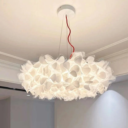 Lustre moderne Dimoree avec pétales blancs translucides suspendu au plafond pour un éclairage élégant et diffus