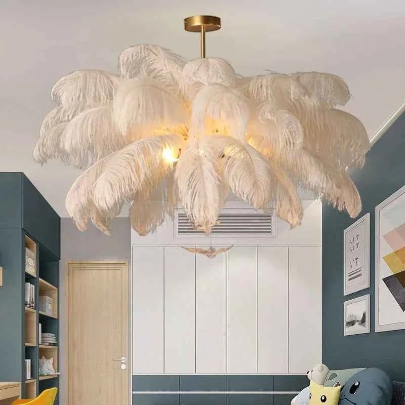 Lustre moderne Dimoree en plumes blanches naturelles avec support doré, idéal pour un salon élégant et chaleureux.