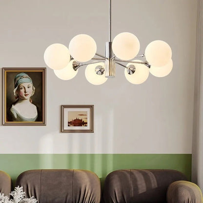 Lustre moderne Dimoree à sphères en métal chromé et globes en verre dépoli pour un éclairage doux et contemporain.