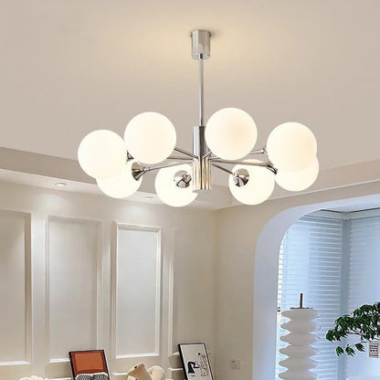 Lustre moderne Dimoree avec structure en métal chromé et globes en verre dépoli pour un éclairage doux et élégant.