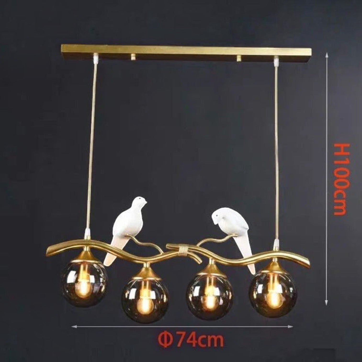 Lustre moderne Dimoree avec quatre globes en verre fumé, structure dorée et deux figurines d'oiseaux blancs décoratifs