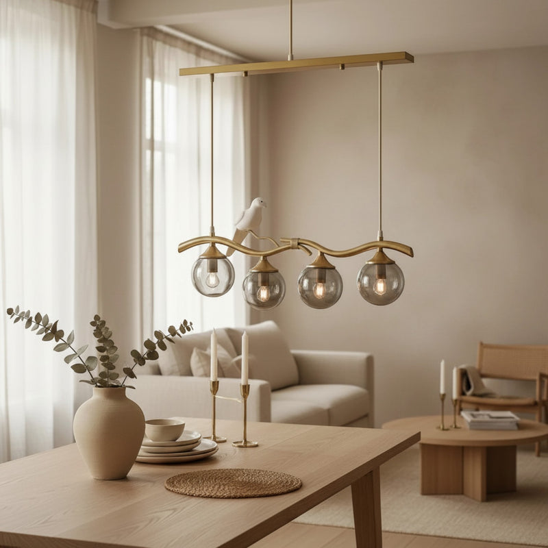 Lustre moderne Dimoree en métal doré et globes en verre suspendu au-dessus d'une table en bois dans un salon chic