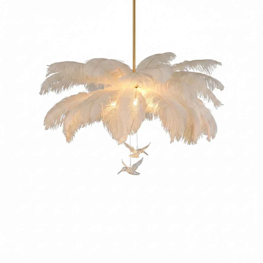 Lustre moderne Dimoree en plumes blanches avec détails de colibris suspendus et tige dorée pour salon élégant