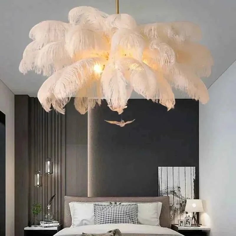 Lustre moderne Dimoree en plumes blanches suspendu au-dessus d'un lit dans une chambre élégante à l'éclairage chaleureux