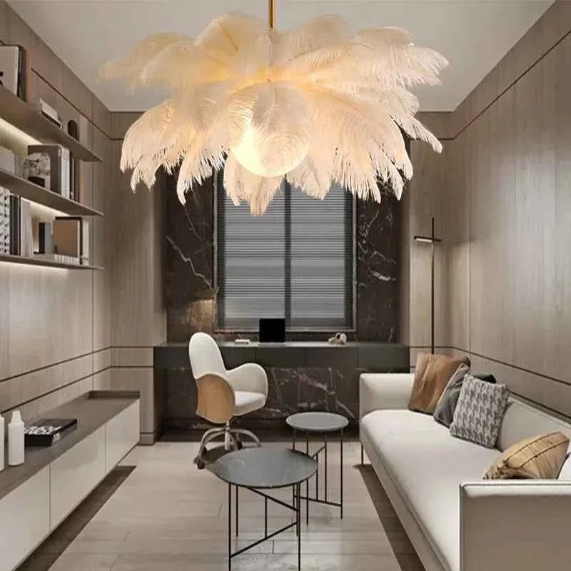 Lustre moderne en plumes blanches Dimoree diffusant une lumière chaude dans un salon contemporain élégant