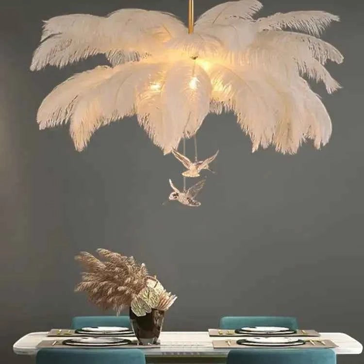 Lustre Dimoree moderne en plumes blanches avec décorations d'oiseaux suspendues au-dessus d'une table de salle à manger