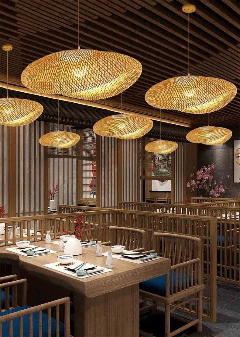 Lustres en rotin tressé Dimoree suspendus dans un restaurant au design asiatique chaleureux et élégant