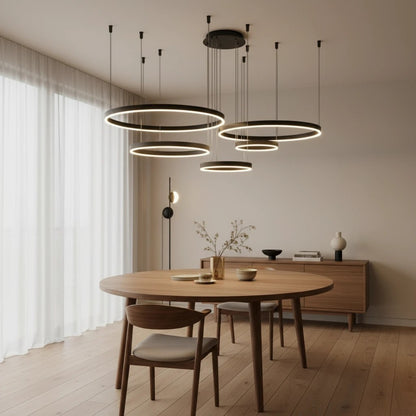 Lustre suspendu Dimoree à anneaux LED noirs modernes au-dessus d'une table à manger en bois dans un salon élégant