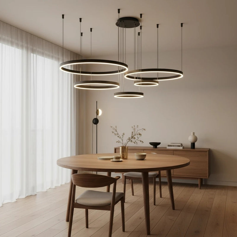 Lustre suspendu Dimoree à anneaux LED noirs modernes au-dessus d'une table à manger en bois dans un salon élégant