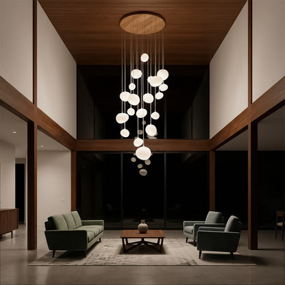 Lustre suspendu moderne Dimoree en alliage avec globes lumineux dans un salon contemporain au design épuré.