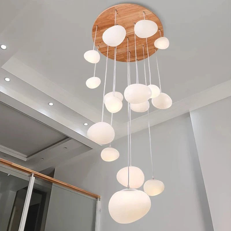 Lustre suspendu moderne Dimoree avec base en bois et multiples globes lumineux en verre blanc pour salon ou escalier.