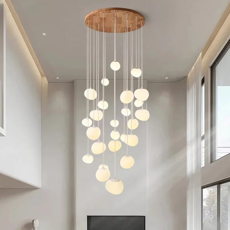Lustre suspendu moderne Dimoree avec multiples sphères lumineuses en verre et base en bois pour salon ou escalier.