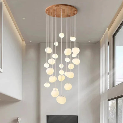 Lustre suspendu moderne Dimoree avec multiples sphères lumineuses en verre et base en bois pour salon ou escalier.
