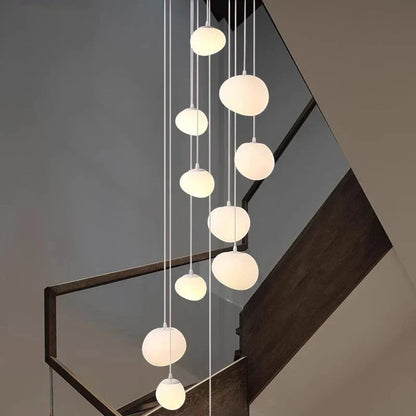 Lustre suspendu moderne Dimoree avec globes lumineux blancs en alliage, idéal pour un escalier ou un salon élégant.