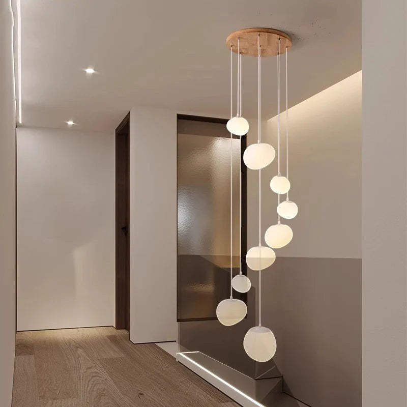 Lustre suspendu moderne Dimoree avec boules lumineuses blanches et base en bois pour escalier contemporain