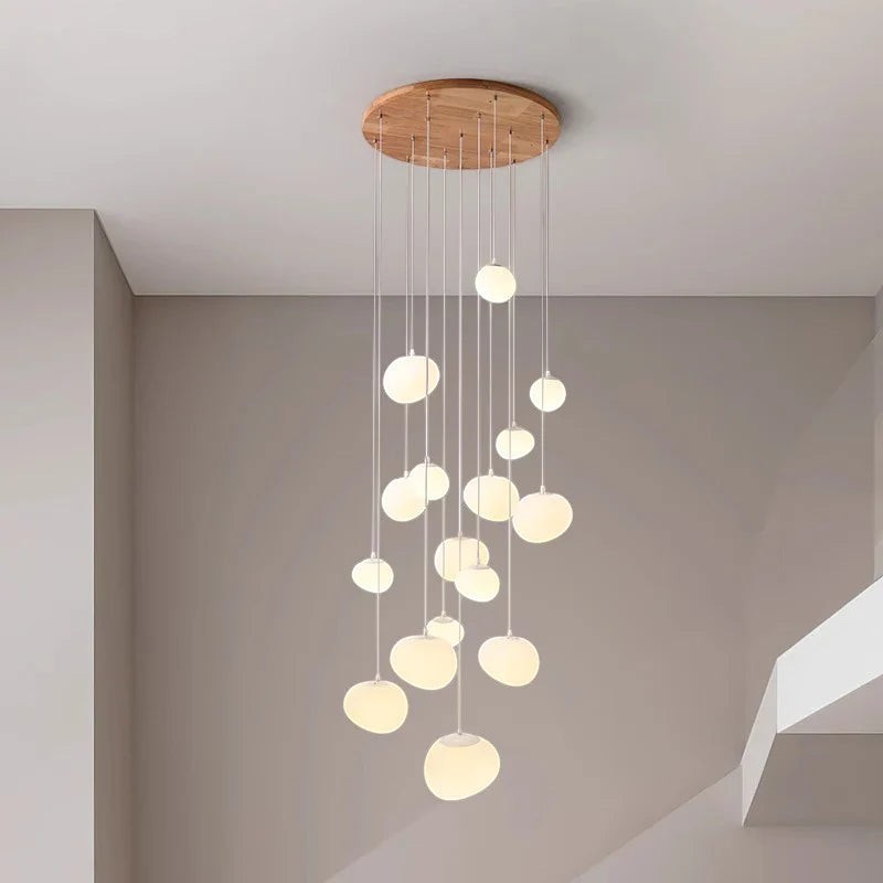 Lustre suspendu moderne Dimoree avec base en bois et multiples globes lumineux en verre pour salon ou escalier.