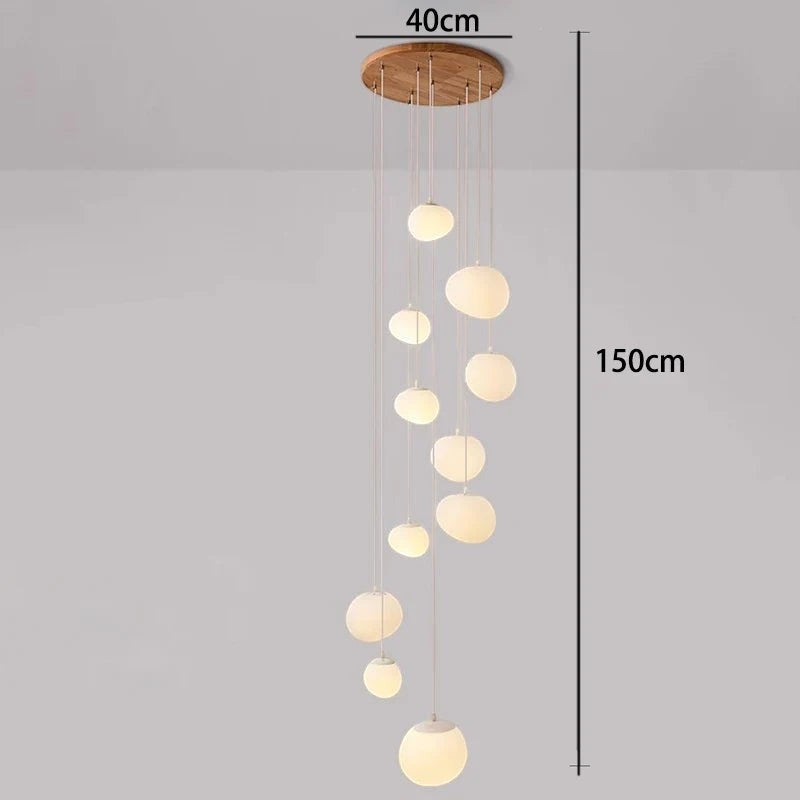 Lustre suspendu moderne Dimoree avec base en bois et multiples globes lumineux en verre pour salon ou escalier.