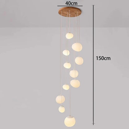 Lustre suspendu moderne Dimoree avec base en bois et multiples globes lumineux en verre pour salon ou escalier.