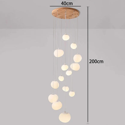 Lustre suspendu moderne Dimoree avec base en bois et multiples globes lumineux en verre pour salon ou escalier.