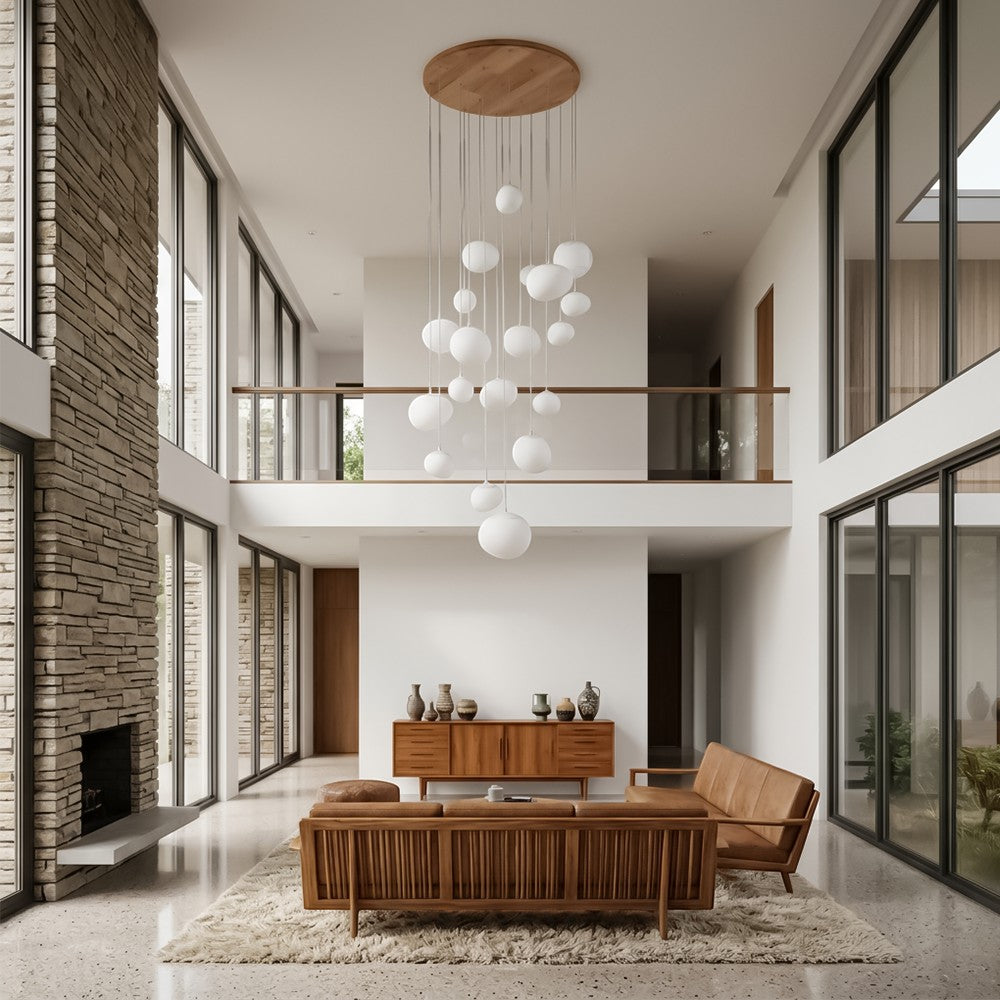 Lustre suspendu moderne Dimoree avec globes en verre blanc dans un salon spacieux au design contemporain.