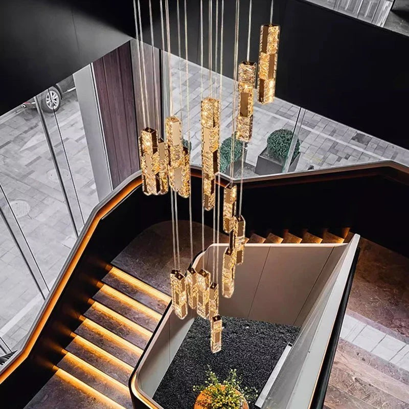 Lustre suspendu Dimoree en spirale avec diffuseurs en verre texturé doré, idéal pour un salon ou une cage d'escalier.