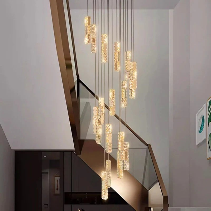 Lustre suspendu Dimoree en spirale avec diffuseurs en verre texturé et finition dorée dans une cage d'escalier moderne