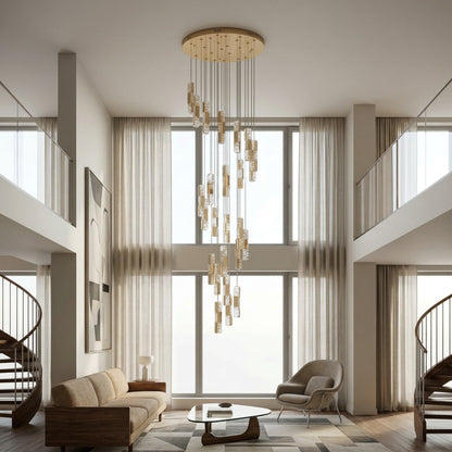 Lustre suspendu Dimoree en spirale doré avec diffuseurs en verre texturé dans un salon moderne à haut plafond
