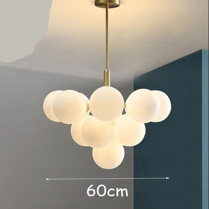 Lustre Dimoree moderne avec boules en verre soufflé blanc et structure dorée pour salon ou salle à manger