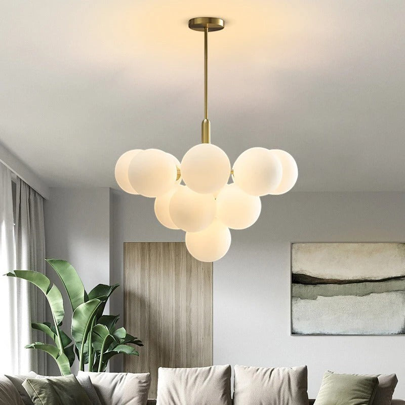 Lustre Dimoree moderne avec boules en verre soufflé dépoli et structure dorée pour salon ou salle à manger
