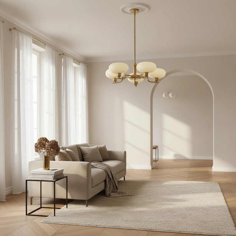 Lustre vintage Dimoree en fer doré avec globes en verre blanc suspendu dans un salon élégant et lumineux
