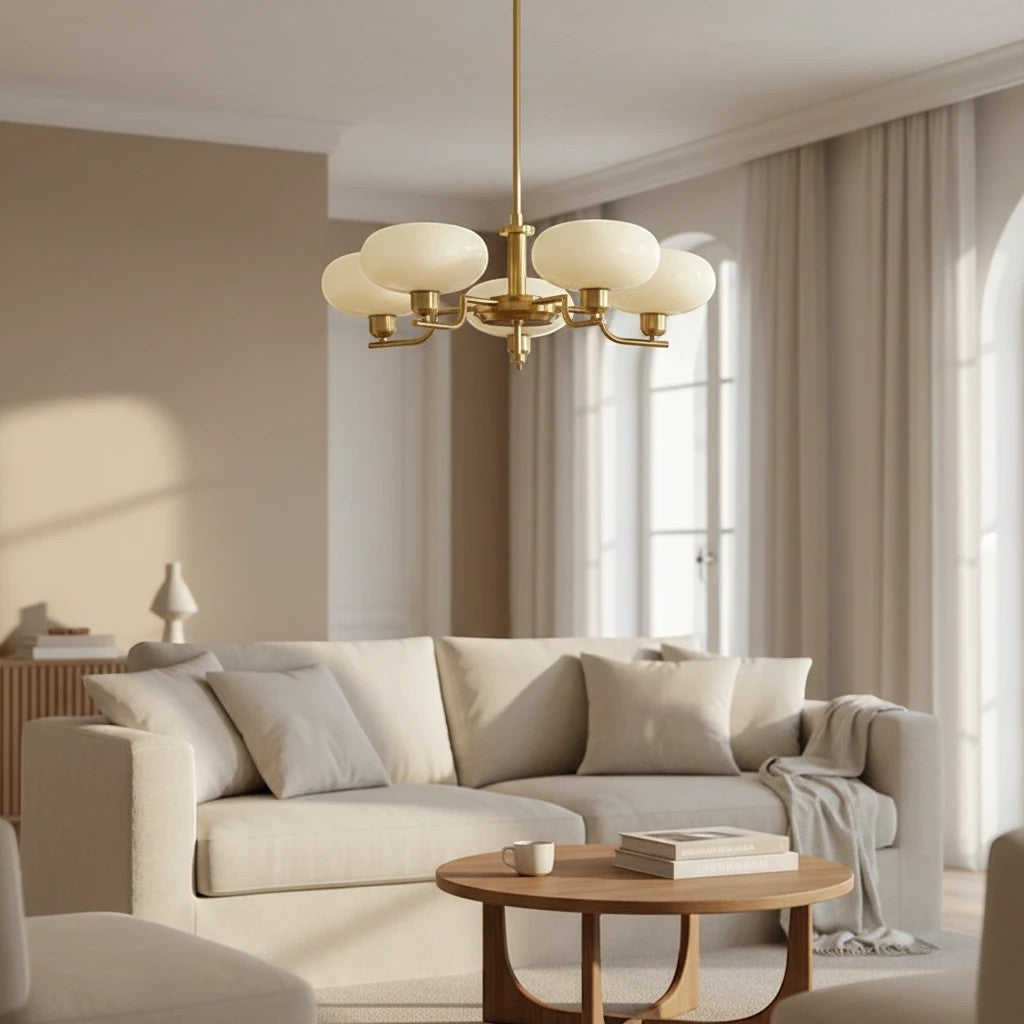 Lustre vintage Dimoree en fer doré avec globes en verre blanc suspendu au-dessus d'un canapé dans un salon élégant