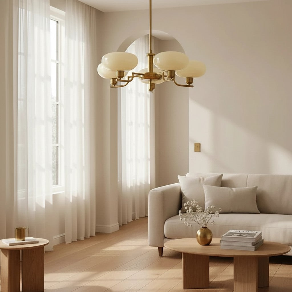 Lustre vintage Dimoree en fer doré avec globes en verre blanc suspendu dans un salon moderne aux tons neutres