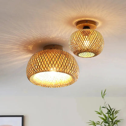 Plafonnier Dimoree en bambou tissé rétro diffusant une lumière chaleureuse sur un plafond blanc