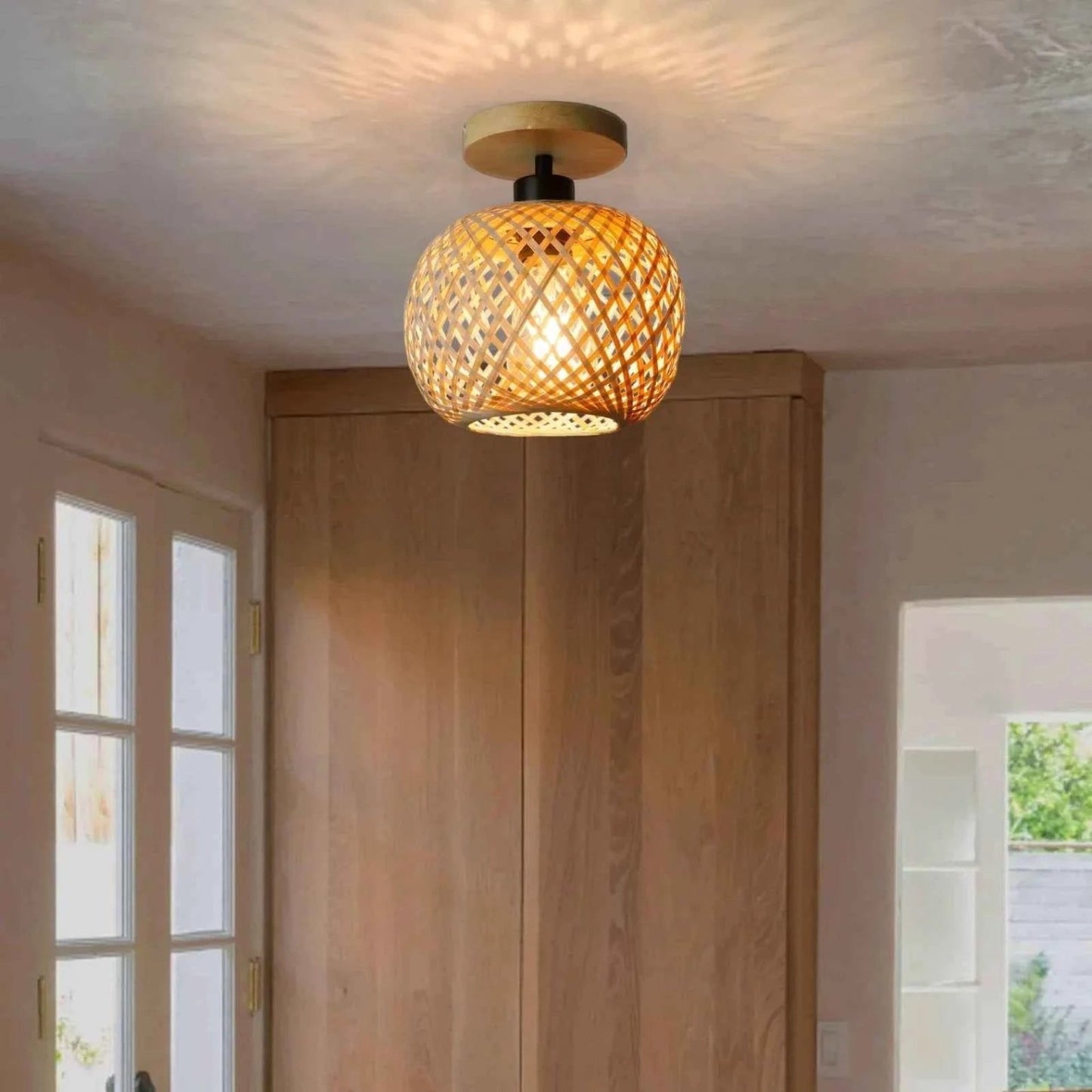 Plafonnier Dimoree en bambou tissé rétro diffusant une lumière chaleureuse dans un intérieur en bois naturel