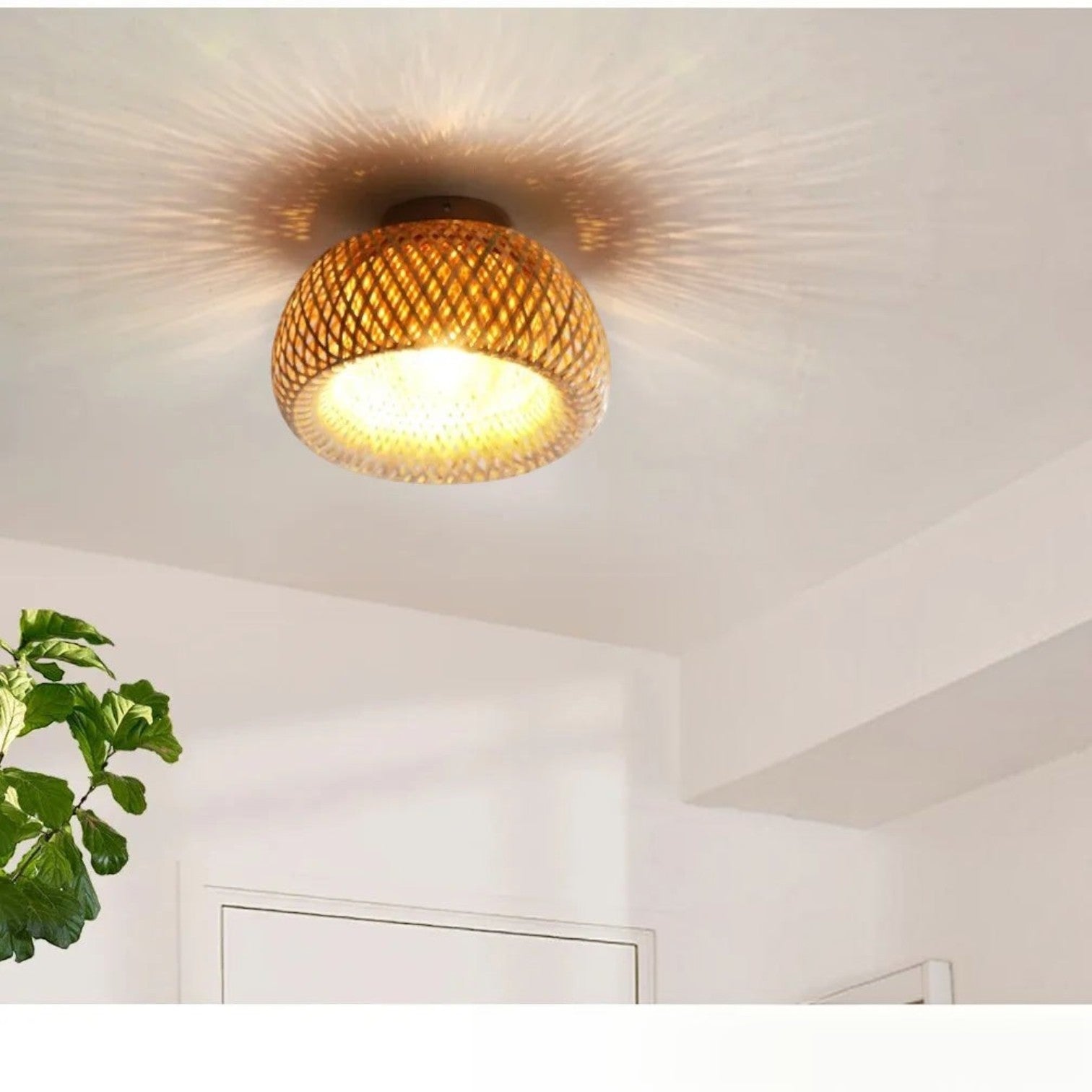 Plafonnier Dimoree en bambou tissé rétro diffusant une lumière chaleureuse sur un plafond blanc