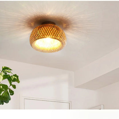 Plafonnier Dimoree en bambou tissé rétro diffusant une lumière chaleureuse sur un plafond blanc