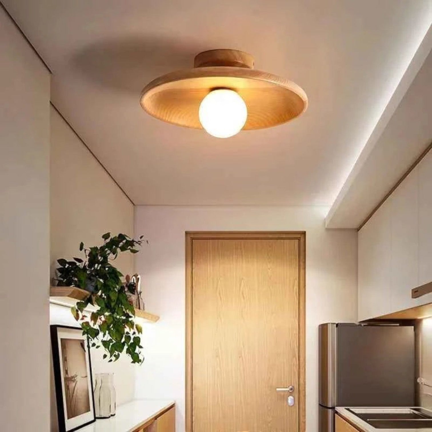 Plafonnier Dimoree en bois de chêne noisette avec diffuseur sphérique blanc pour un éclairage moderne et chaleureux