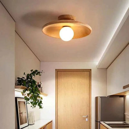 Plafonnier Dimoree en bois de chêne noisette avec diffuseur sphérique blanc pour un éclairage moderne et chaleureux