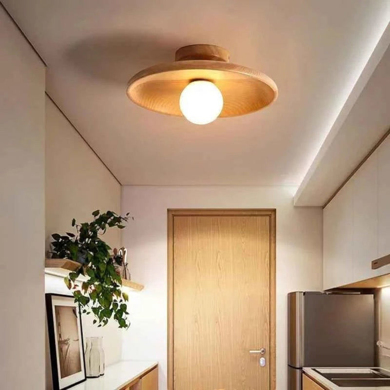 Plafonnier Dimoree en bois de chêne noisette avec diffuseur sphérique blanc pour un éclairage moderne et chaleureux