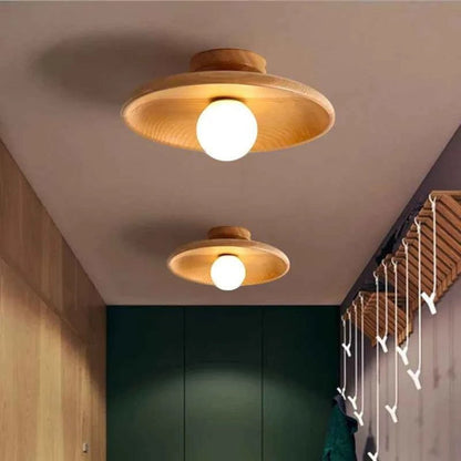 Plafonnier Dimoree en bois de chêne noisette avec globe lumineux blanc, idéal pour un couloir moderne.