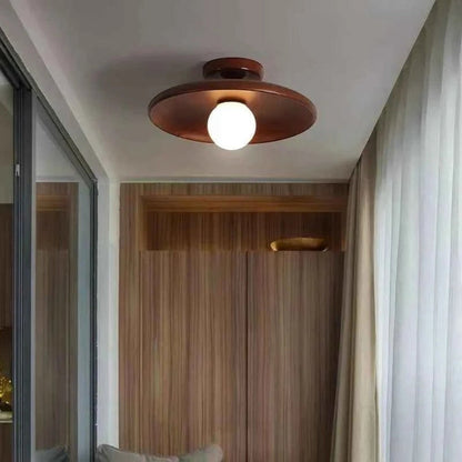 Plafonnier Dimoree moderne en chêne noisette avec globe lumineux blanc installé au plafond d'un couloir élégant