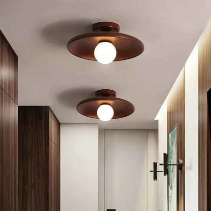 Plafonnier Dimoree moderne en bois de chêne noisette avec globe lumineux pour un couloir élégant
