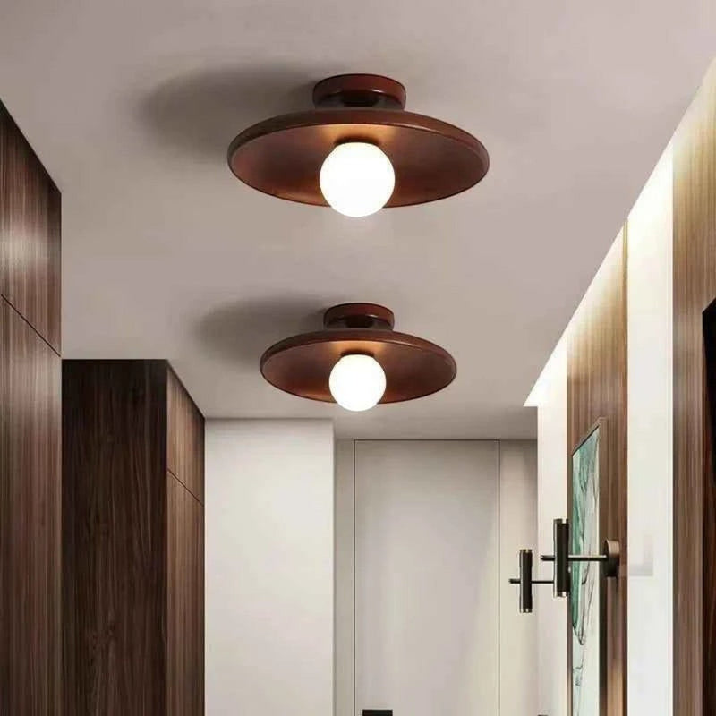 Plafonnier Dimoree moderne en bois de chêne noisette avec globe lumineux pour un couloir élégant