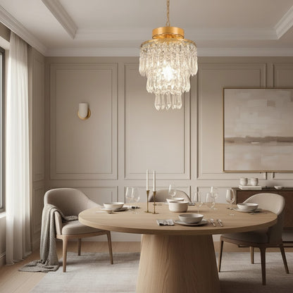 Plafonnier Dimoree en cristal et métal doré suspendu au-dessus d'une table à manger dans un salon moderne