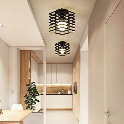 Plafonnier industriel Dimoree en métal noir avec cage géométrique installée dans une cuisine moderne
