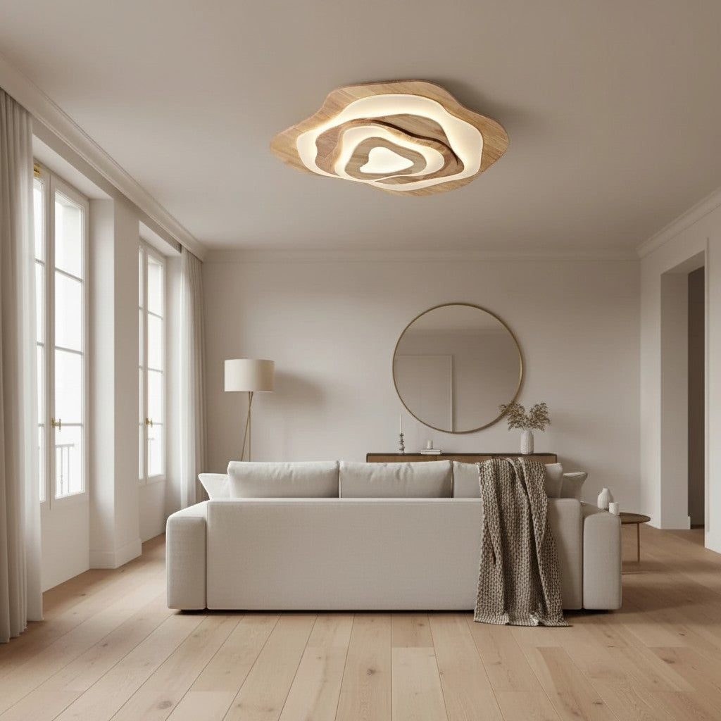 Plafonnier LED Dimoree en bois forme nuage dans un salon moderne aux tons neutres et chaleureux