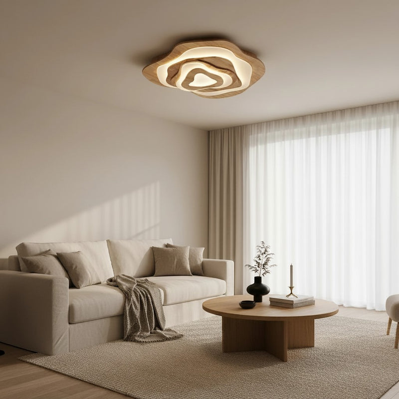 Plafonnier LED Dimoree en forme de nuage en bois clair installé dans un salon moderne aux tons neutres et chaleureux.